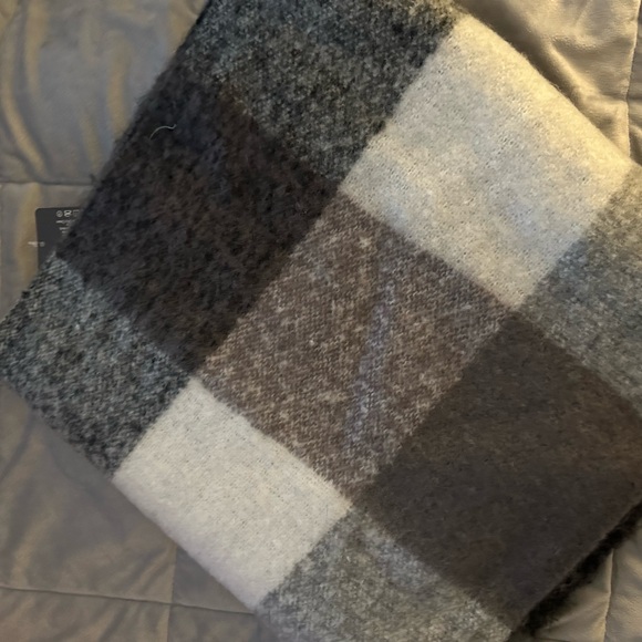Checkered blanket scarf with fringe - Picture 4 of 10